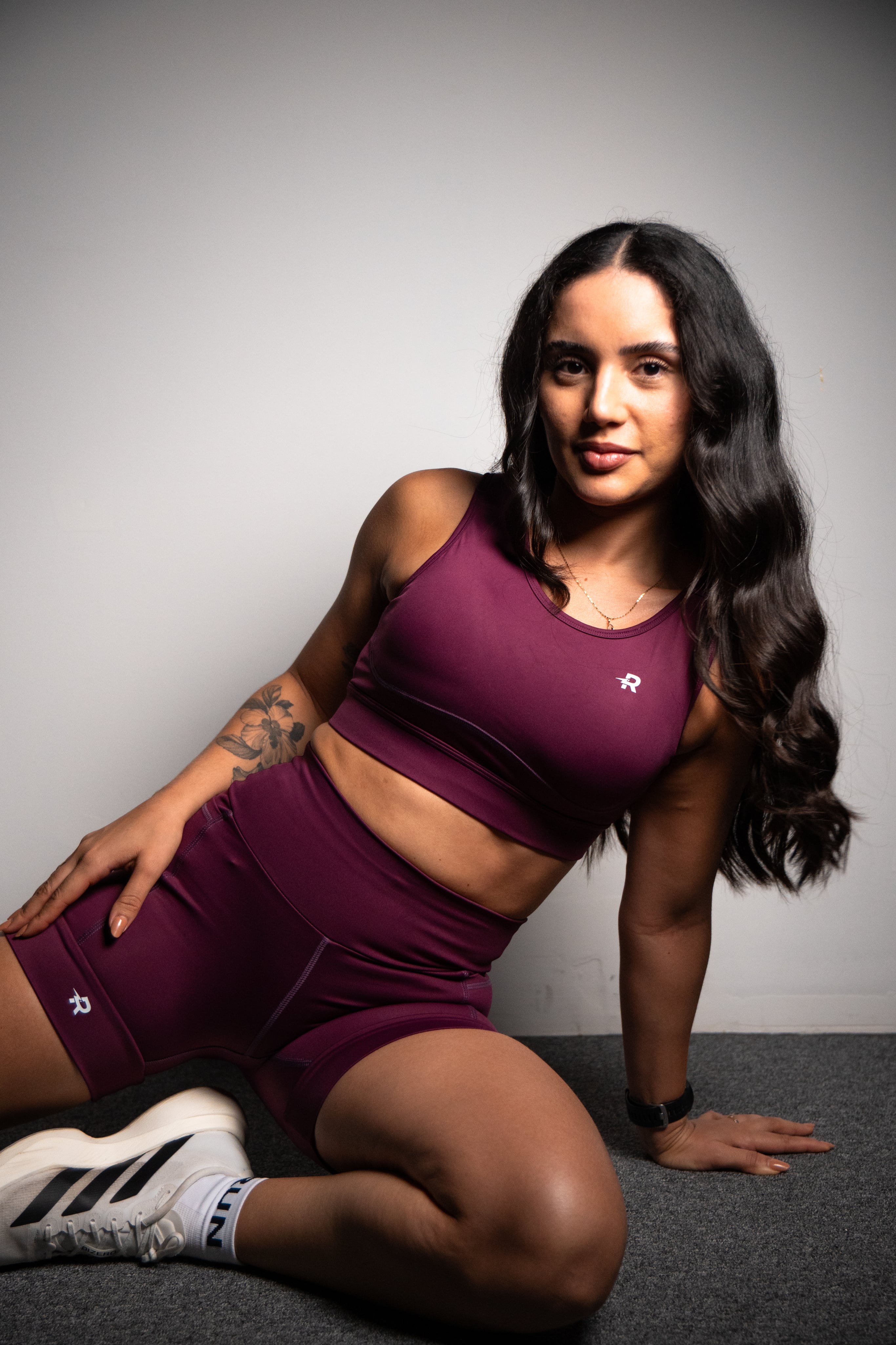 Modelo com roupa de corrida cor de vinho