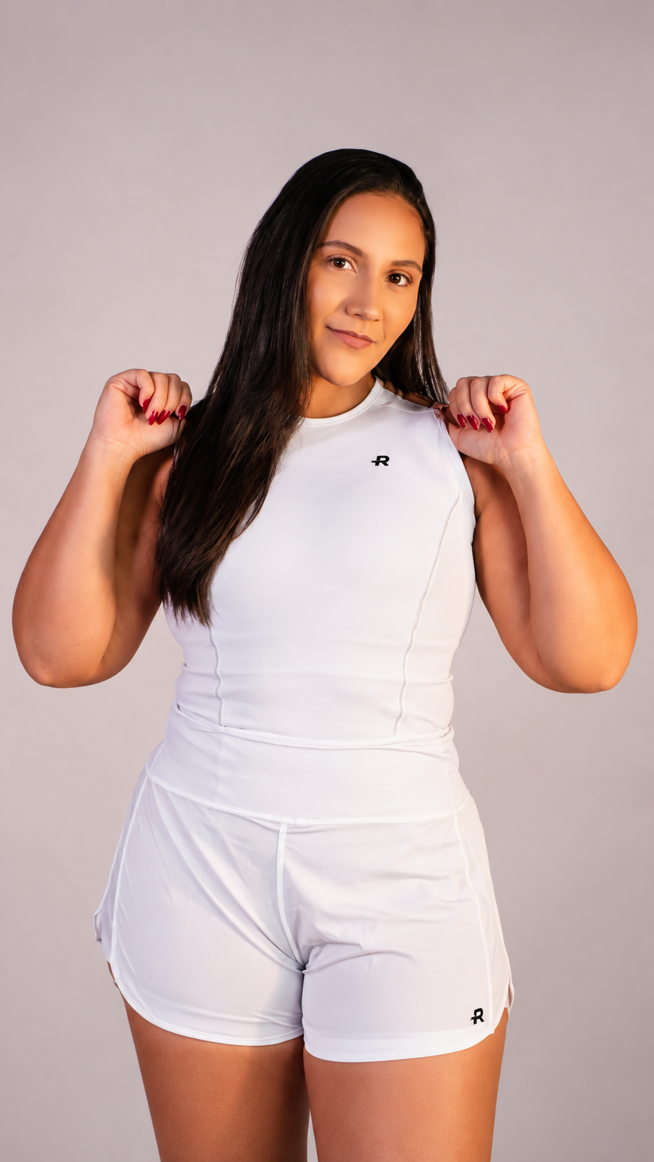 Short Duplo Yris feminino Runaholic, cor branca, modelo de frente