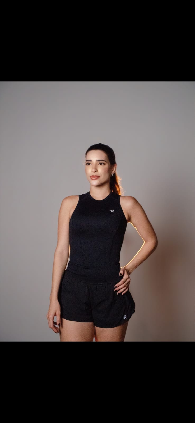 Short Duplo Yris feminino Runaholic, cor preta, modelo de frente