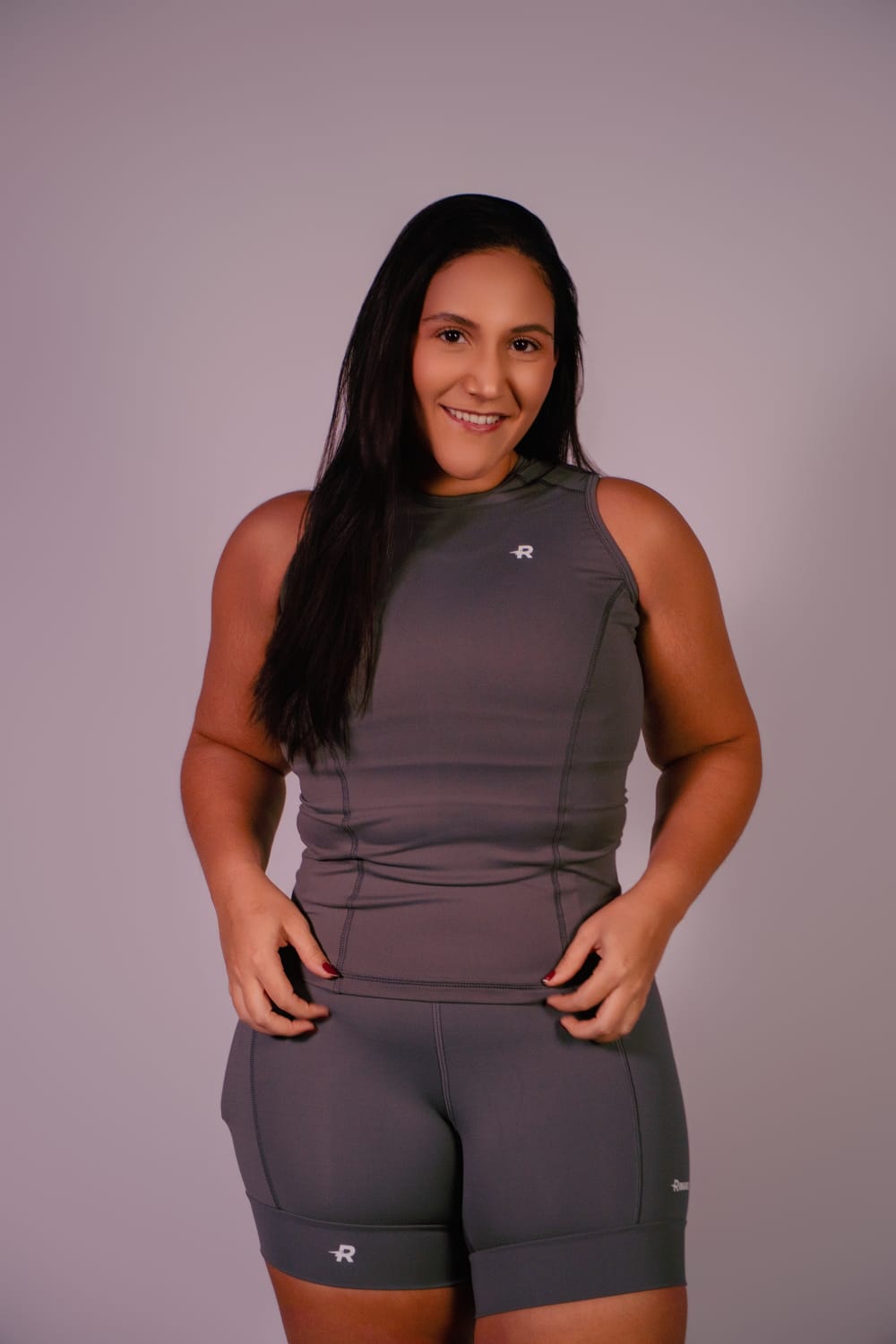 Regata de Compressão feminina Runaholic, cor cinza, modelo de frente