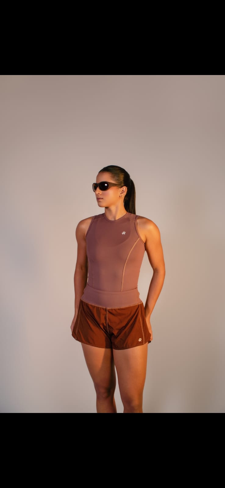 Short Duplo Yris feminino Runaholic, cor marrom, modelo de frente