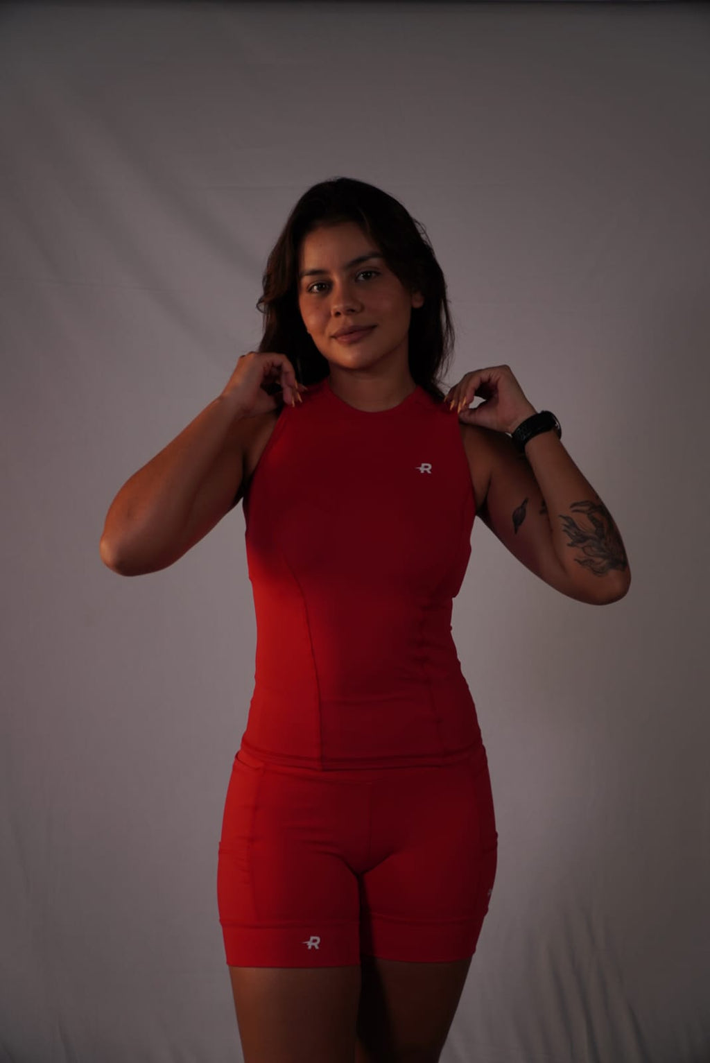 Regata de Compressão feminina Runaholic, cor vermelha, modelo de frente