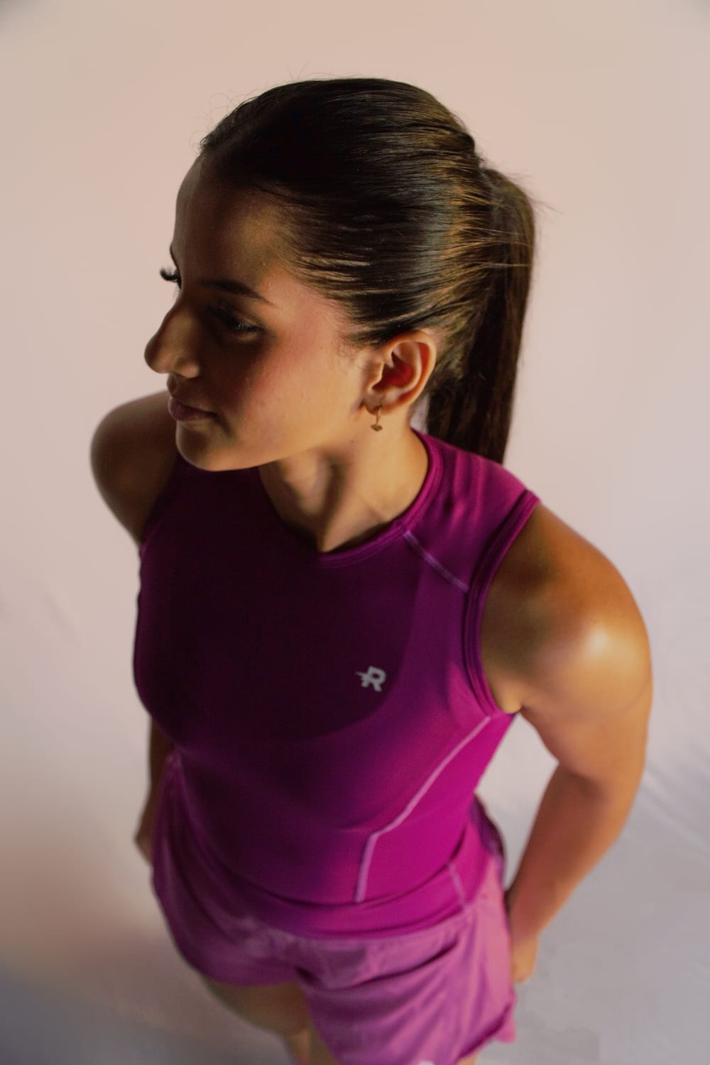 Regata de Compressão feminina Runaholic, cor roxa, modelo em pose