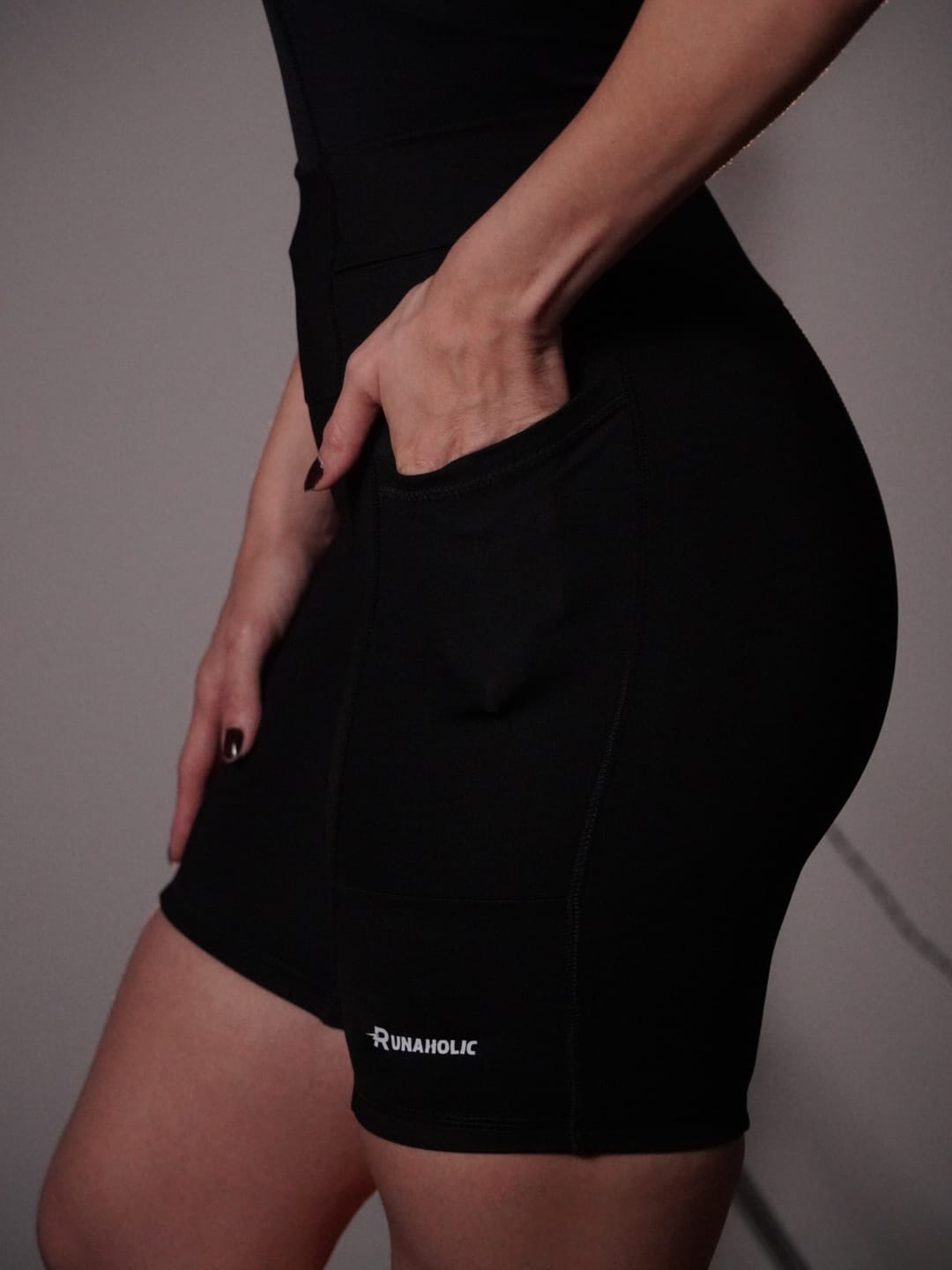 Short de Compressão 360 Sem Barra feminino Runaholic, cor preta, detalhe do bolso lateral