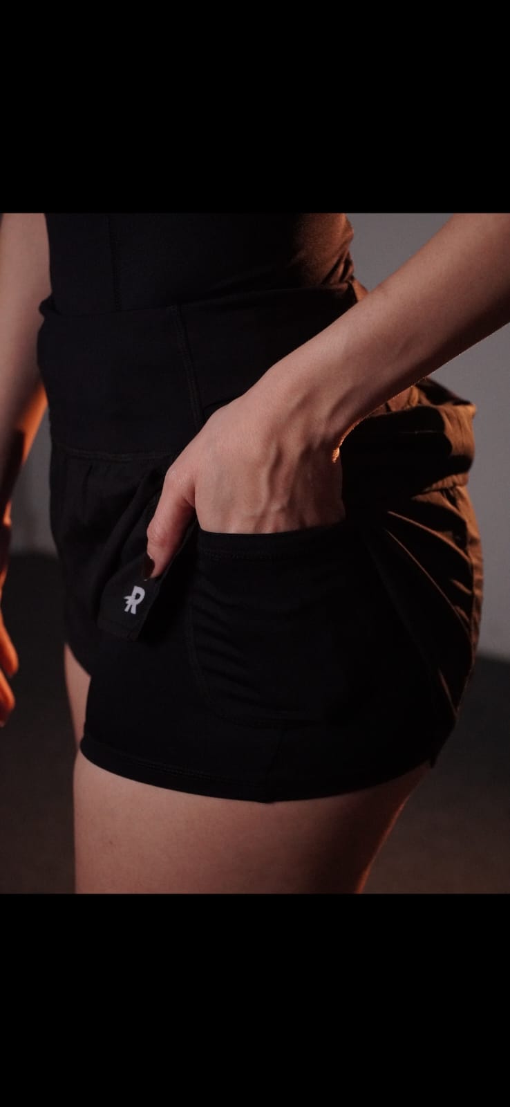 Short Duplo Yris feminino Runaholic, cor preta, detalhe do bolso