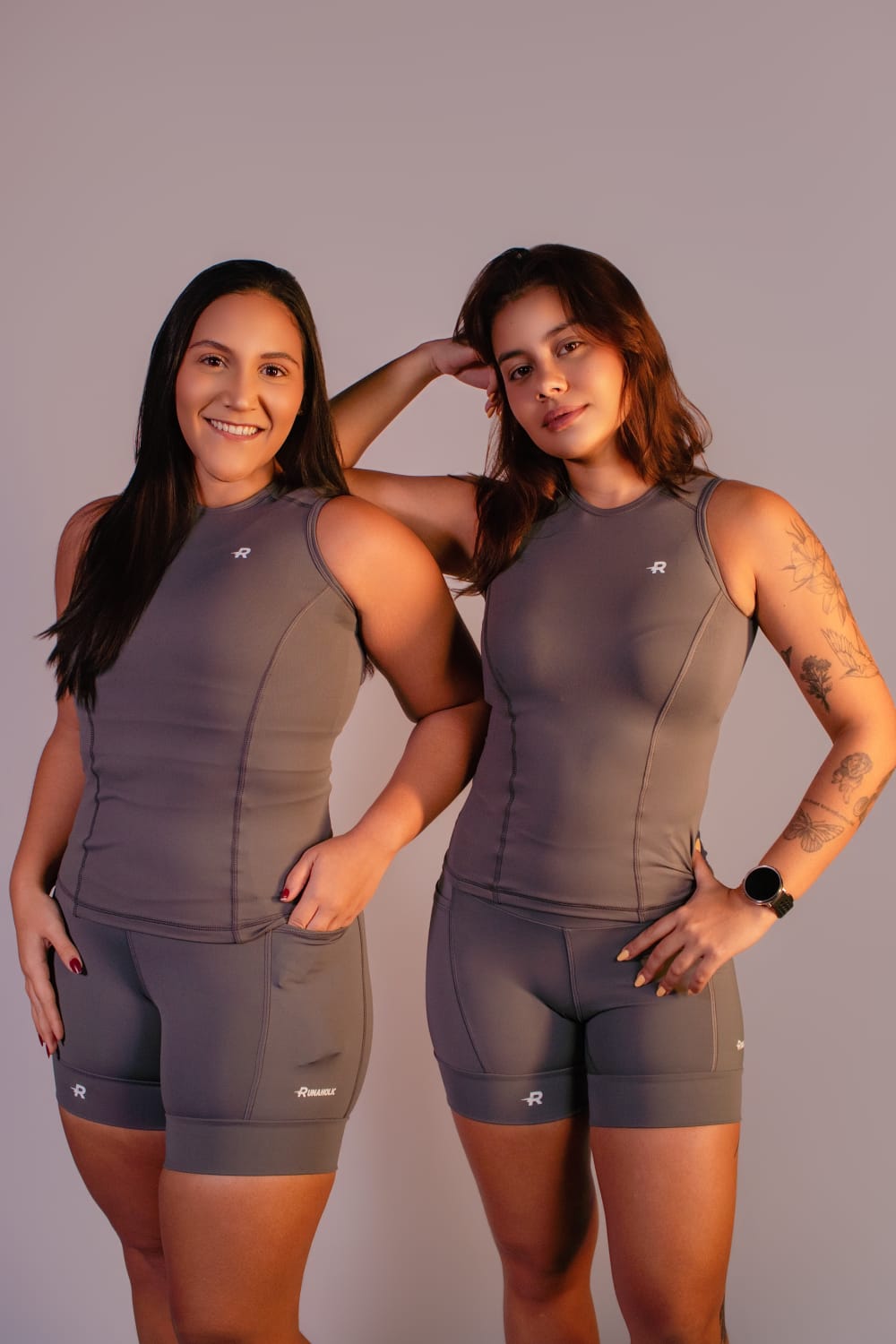 Regata de Compressão feminina Runaholic, cor cinza, duas modelos