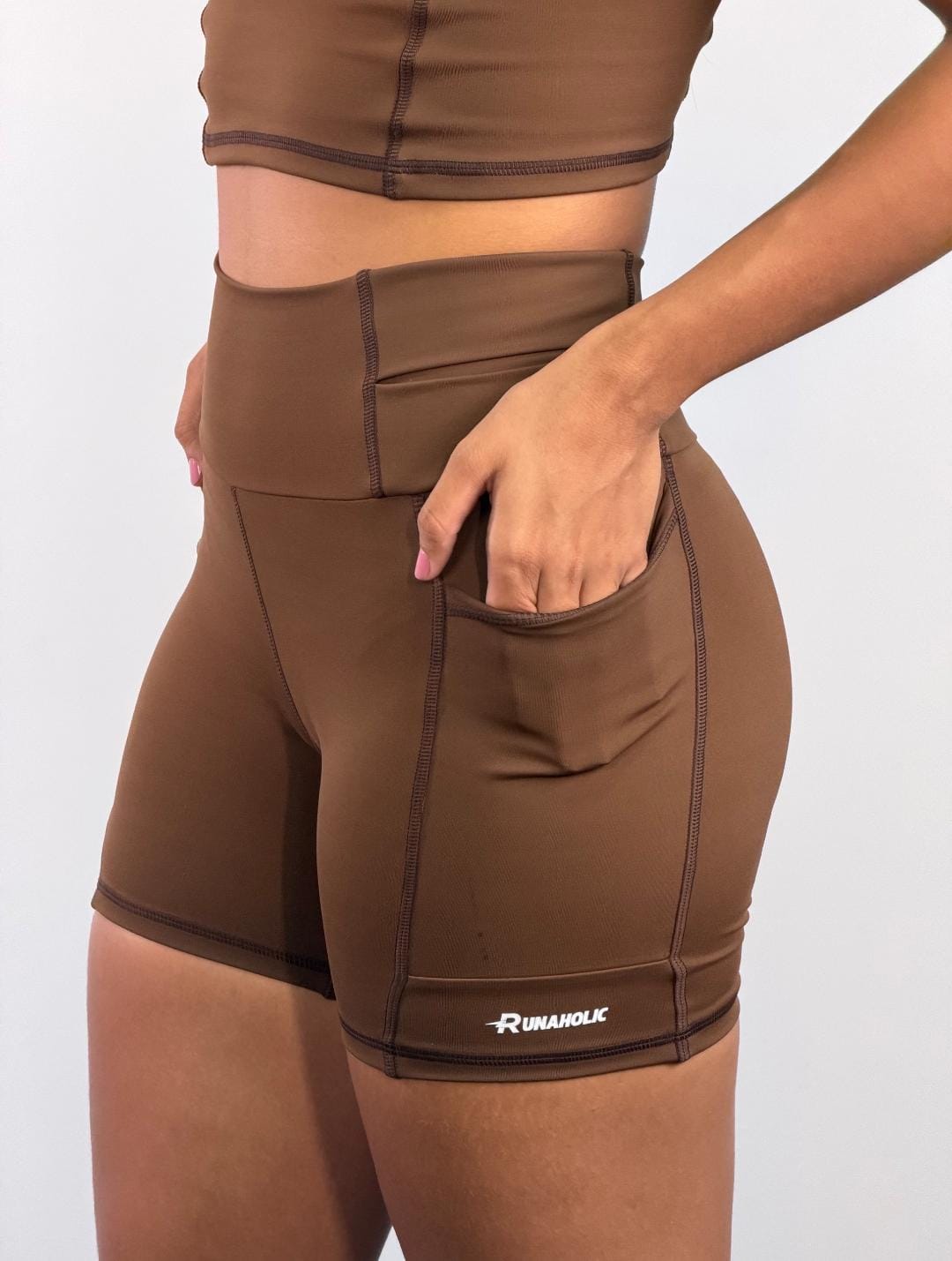 Short de Compressão 360 Sem Barra feminino Runaholic, cor marrom, detalhe do bolso lateral