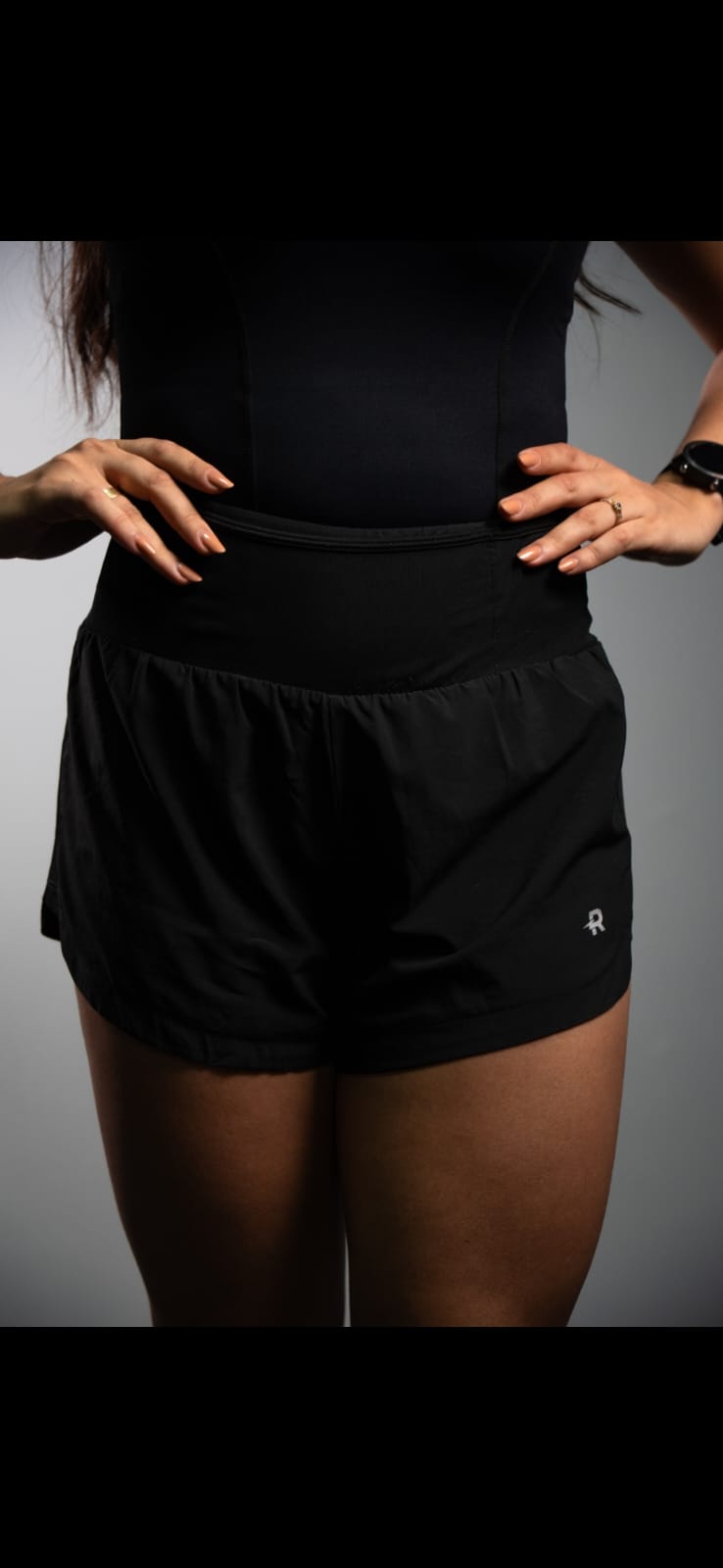 Short Duplo 360 feminino Runaholic, cor preta, detalhe do short
