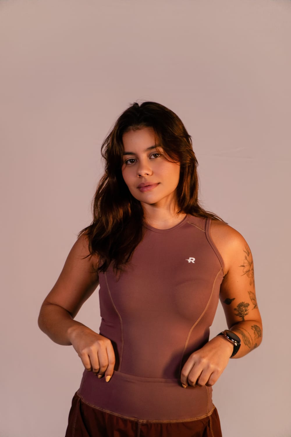 Regata de Compressão feminina Runaholic, cor castanho, modelo de frente